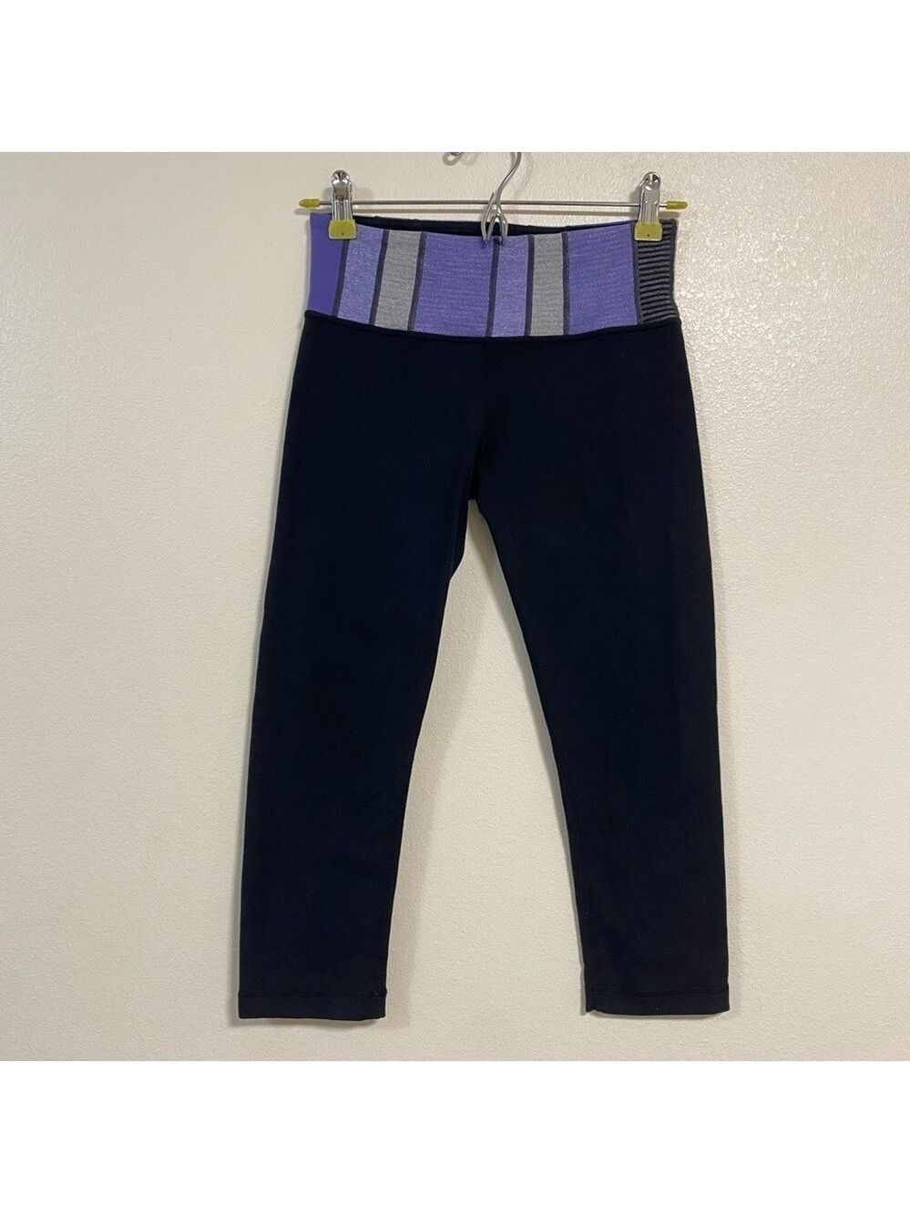 Lululemon Leggings Women’s Size 4 Black Reversible Wunder Under Capri Leggings
